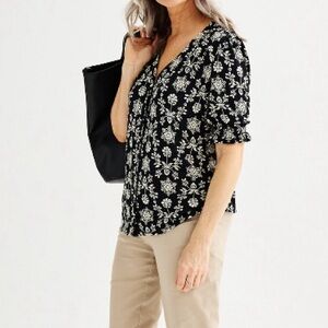 Croft & Barrow Women’s Button Down Short Ruffled Sleeves Floral Vneck Top